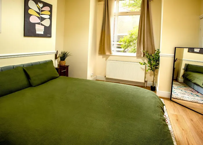 Spacious 3 Bed With Free Parking 20Mins From City Center